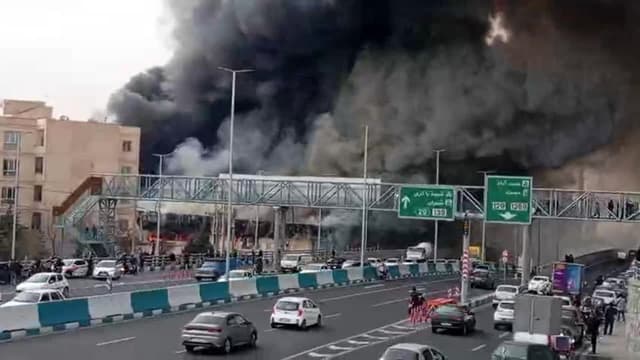 خدمة الطوارئ في طهران: إرسال 4 سيارات إسعاف وحافلة إسعاف إلى موقع حريق في سوق "جنت آباد" غرب العاصمة