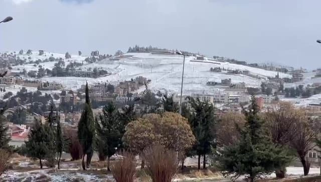 "الزائر الأبيض" يحط رحاله فوق تلال بعلبك.. والعاصفة تُعطل الدراسة في المدينة