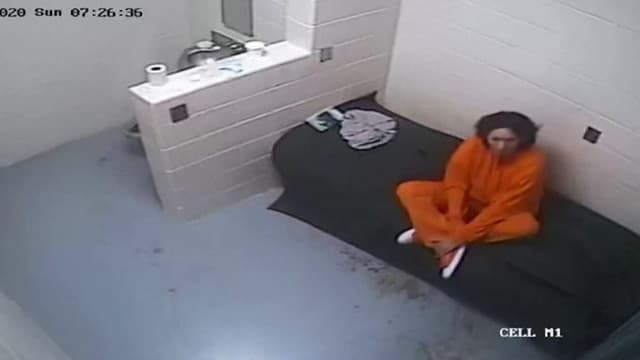 غيسلين ماكسويل كما لم تُر من قبل.. كاميرات سرية تكشف جانباً من حياتها داخل زنزانتها